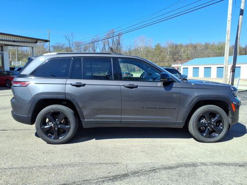 Used 2023 Jeep Grand Cherokee Altitude AWD/4WD image 2