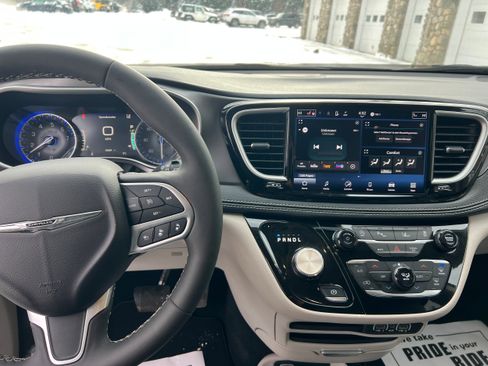 Used 2024 Chrysler Pacifica Touring-L image 16