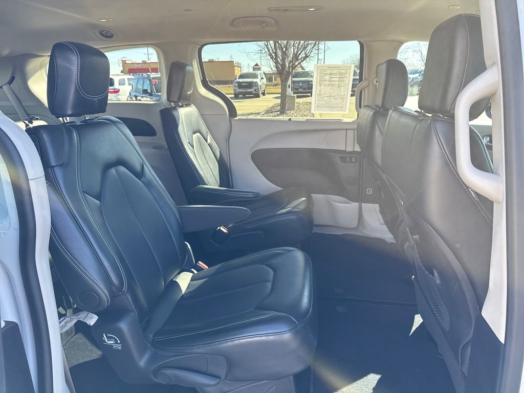 Used 2024 Chrysler Pacifica Touring-L FWD image 32