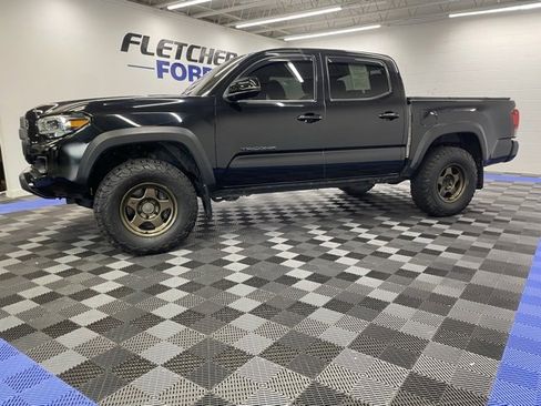 Used 2021 Toyota Tacoma TRD Off-Road image 3