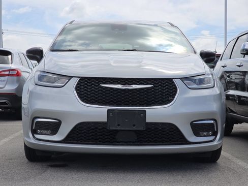Used 2024 Chrysler Pacifica Touring-L FWD image 3