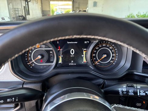 Used 2025 Jeep Wrangler Unlimited Sahara AWD/4WD image 39