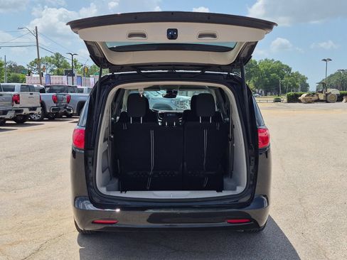 Used 2023 Chrysler Voyager LX FWD image 4