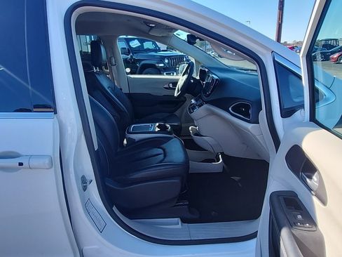 Used 2024 Chrysler Pacifica Touring-L image 34