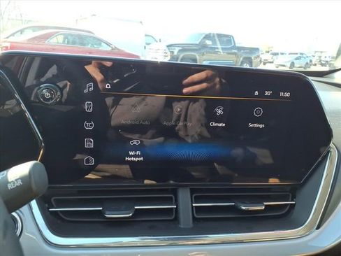 Used 2025 Chevrolet Trax LT w/ LT Convenience Package image 18