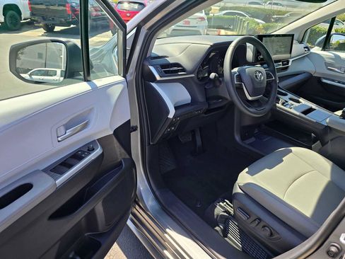 Certified 2026 Toyota Sienna XLE FWD image 21