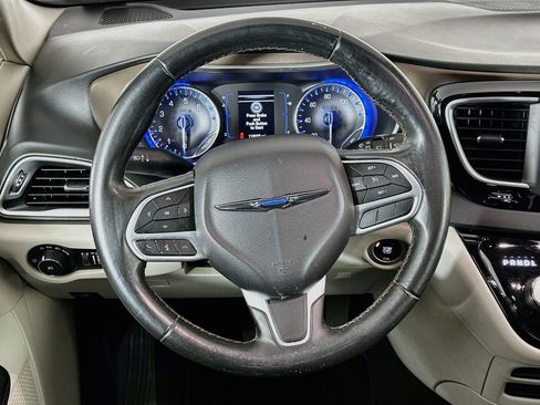 Used 2018 Chrysler Pacifica Touring-L FWD image 18