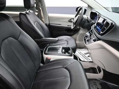 Certified 2024 Chrysler Pacifica Select image 17