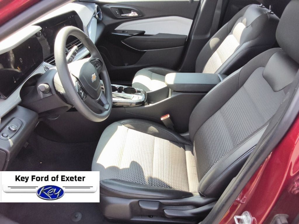Used 2025 Chevrolet Trax LT FWD image 23