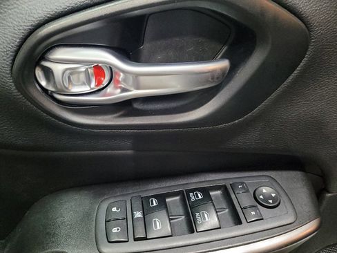 Used 2019 Jeep Cherokee Latitude Plus w/ Cold Weather Group AWD/4WD image 27
