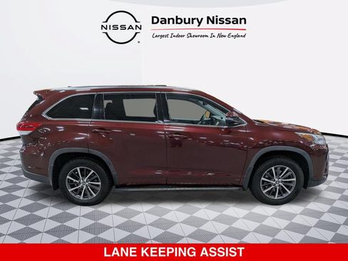 Used 2017 Toyota Highlander XLE AWD/4WD image 2
