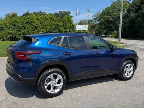 Used 2024 Chevrolet Trax LS w/ LS Convenience Package FWD image 6