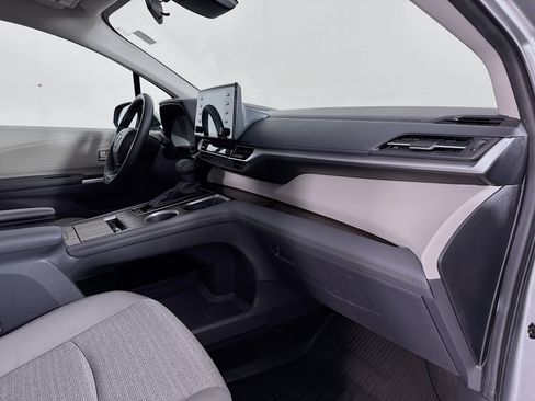 Used 2024 Toyota Sienna LE AWD/4WD image 29