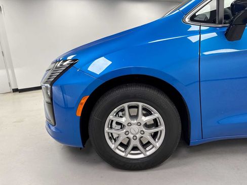 New 2027 Chrysler Pacifica Select FWD image 18