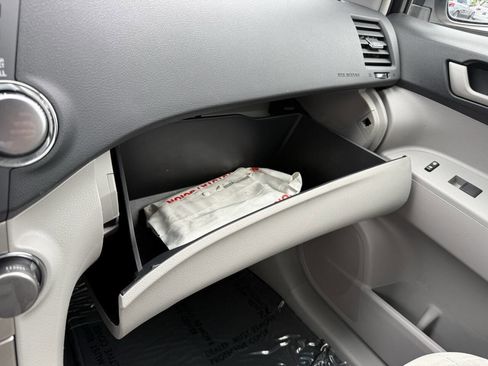 Used 2011 Toyota Highlander 4WD w/ Tech Pkg image 24