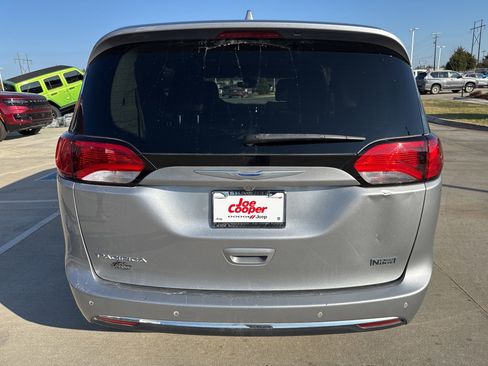 Used 2018 Chrysler Pacifica Touring-L w/ Advanced Safetytec Group image 6