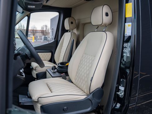 Used 2024 Mercedes-Benz Sprinter 3500 image 3