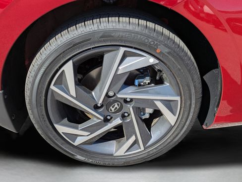 Used 2025 Hyundai Elantra Limited image 28