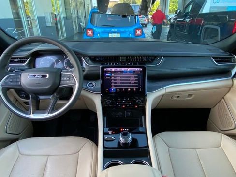 Used 2025 Jeep Grand Cherokee L Limited w/ Luxury Tech Group II AWD/4WD image 17