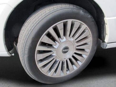 Used 2016 Lincoln Navigator Select RWD image 25