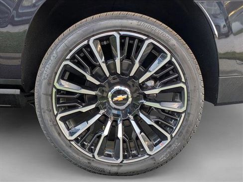 New 2026 Chevrolet Suburban High Country image 9