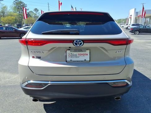 Used 2024 Toyota Venza XLE image 2