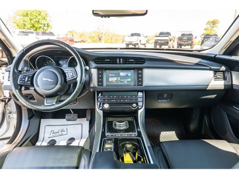 Used 2017 Jaguar XF Premium image 20