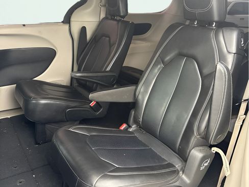 Used 2020 Chrysler Voyager Lxi FWD image 9