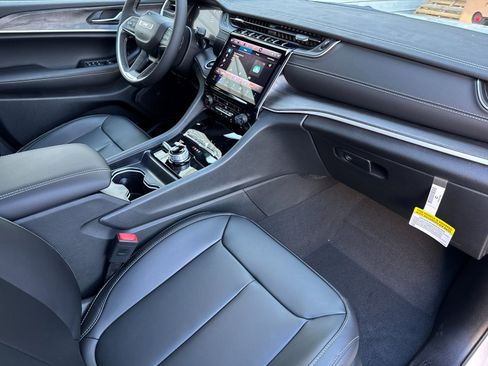 New 2025 Jeep Grand Cherokee L Limited AWD/4WD image 17
