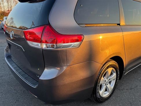 Used 2013 Toyota Sienna LE image 28