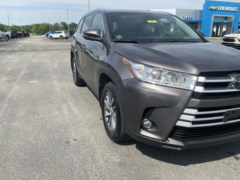 Used 2019 Toyota Highlander XLE AWD/4WD image 10