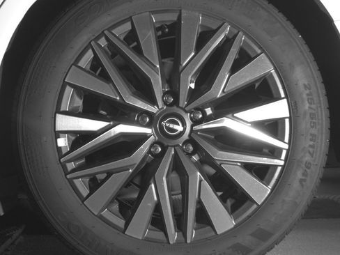 Used 2025 Nissan Altima 2.5 SV FWD image 14