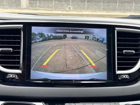 Used 2024 Chrysler Pacifica Touring-L image 18