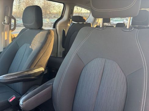 Used 2023 Chrysler Voyager LX image 34