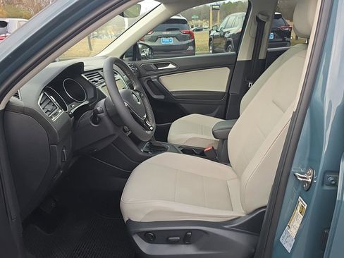 Used 2021 Volkswagen Tiguan SE image 17