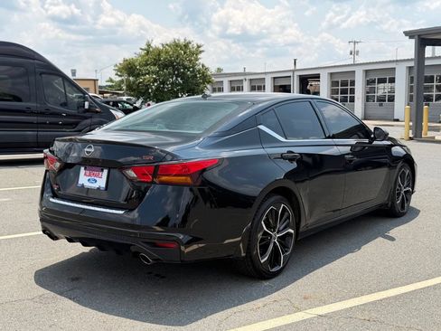 Used 2023 Nissan Altima 2.5 SR w/ SR Premium Package FWD image 3