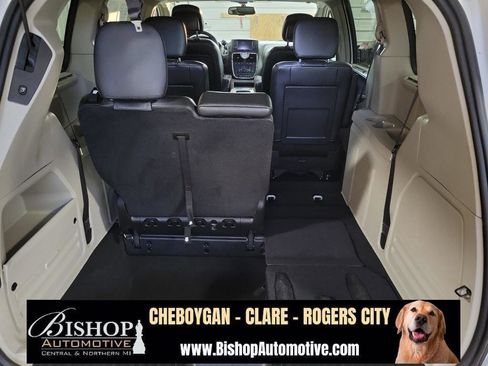 Used 2016 Chrysler Town & Country Touring w/ Driver Convenience Group image 32
