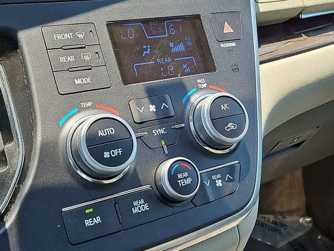 Used 2016 Toyota Sienna XLE w/ XLE Navigation Package FWD image 15