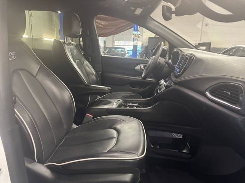 Used 2025 Chrysler Pacifica Limited image 27