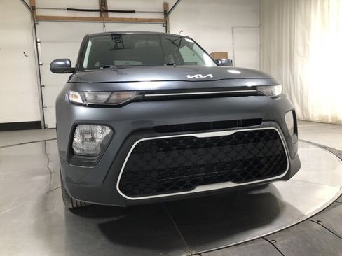 Used 2022 Kia Soul LX image 2
