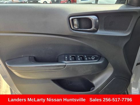 Used 2022 Hyundai Venue Limited FWD image 20