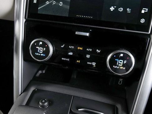 New 2026 Land Rover Discovery Dynamic SE image 14