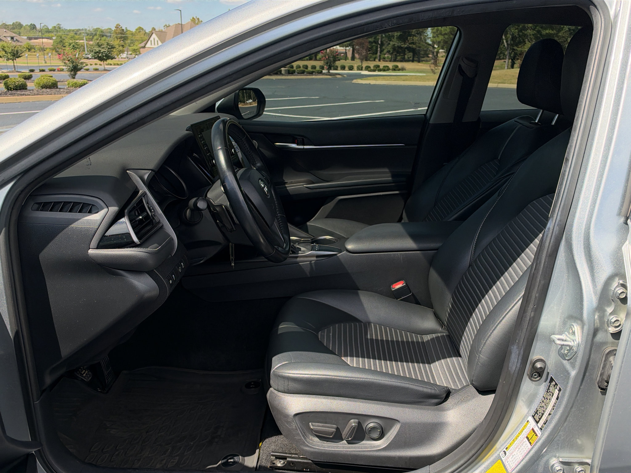 Used 2022 Toyota Camry SE FWD image 11
