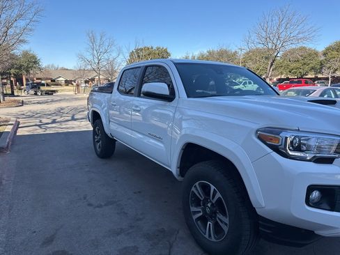 Used 2019 Toyota Tacoma TRD Sport w/ Technology Package image 2