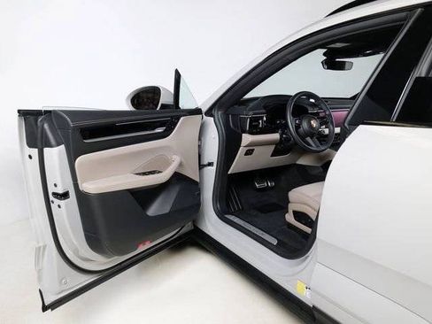 New 2026 Porsche Macan 4S Electric AWD/4WD image 30