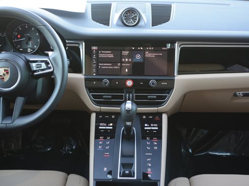 Certified 2025 Porsche Macan AWD/4WD image 20
