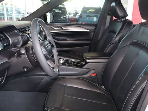 Used 2023 Jeep Grand Cherokee Overland AWD/4WD image 18