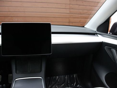 Used 2023 Tesla Model Y Long Range image 17