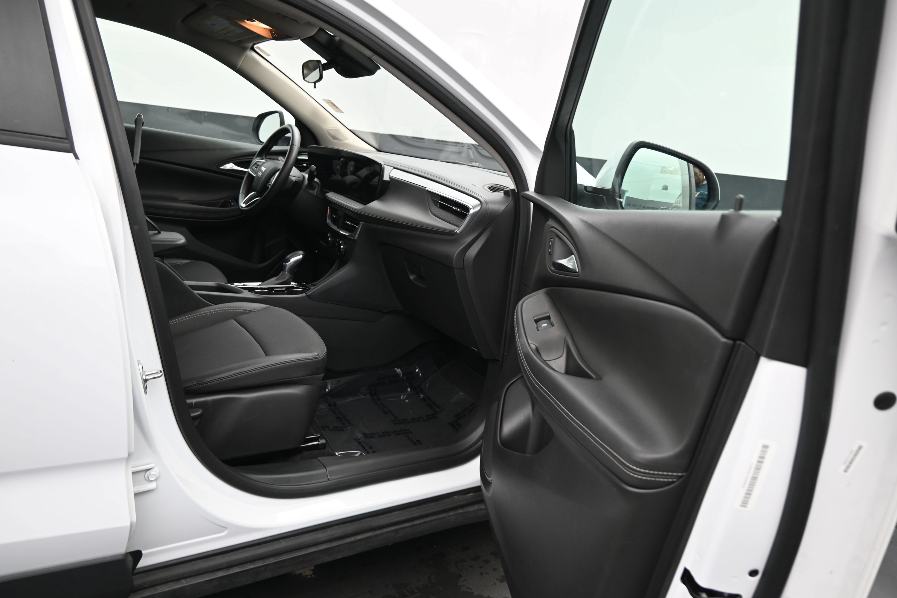 Certified 2025 Buick Encore GX Preferred FWD image 11