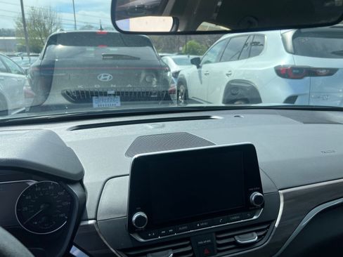 Used 2025 Nissan Altima 2.5 SV image 17